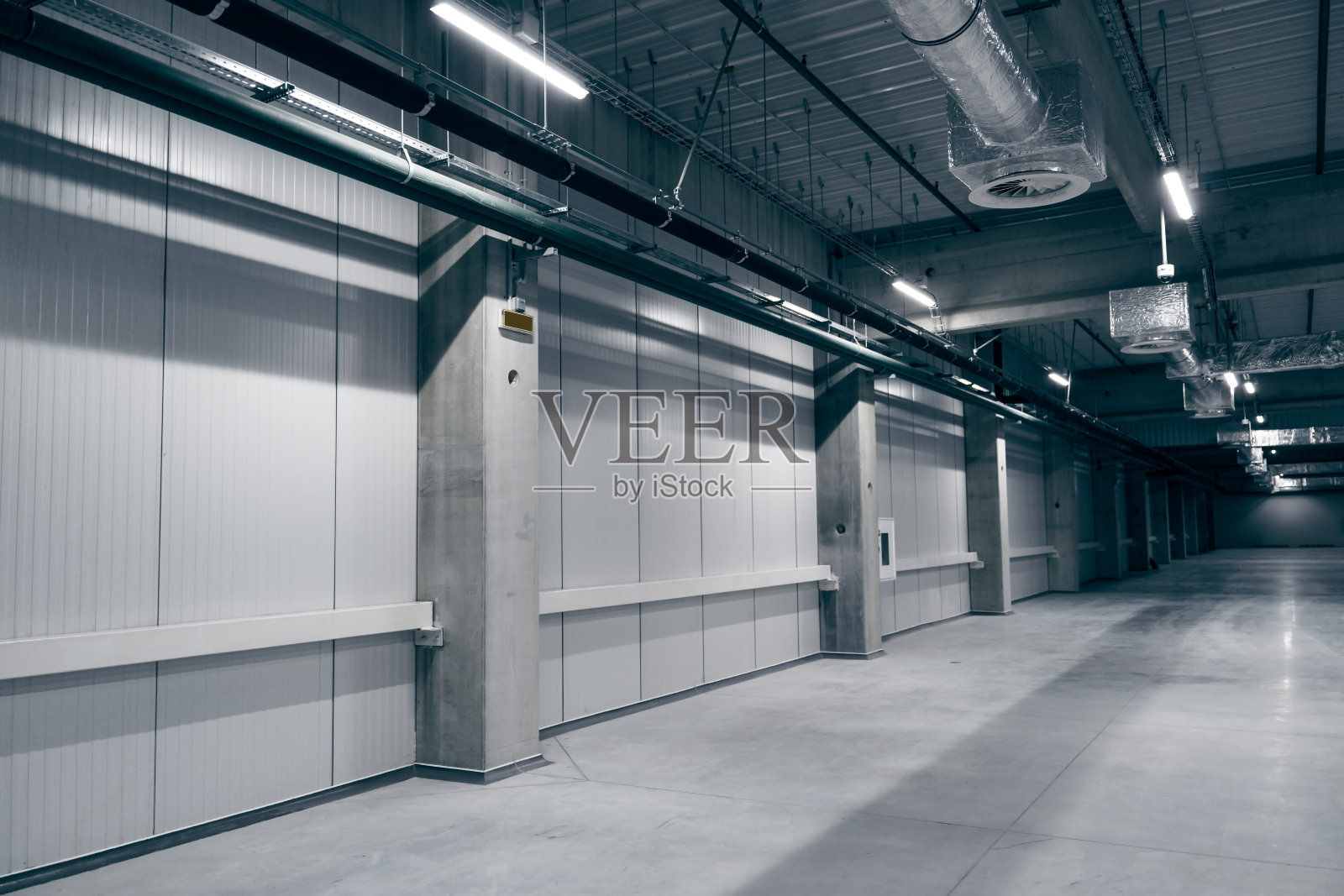 带有吊顶通风系统的空工业大厅照片摄影图片