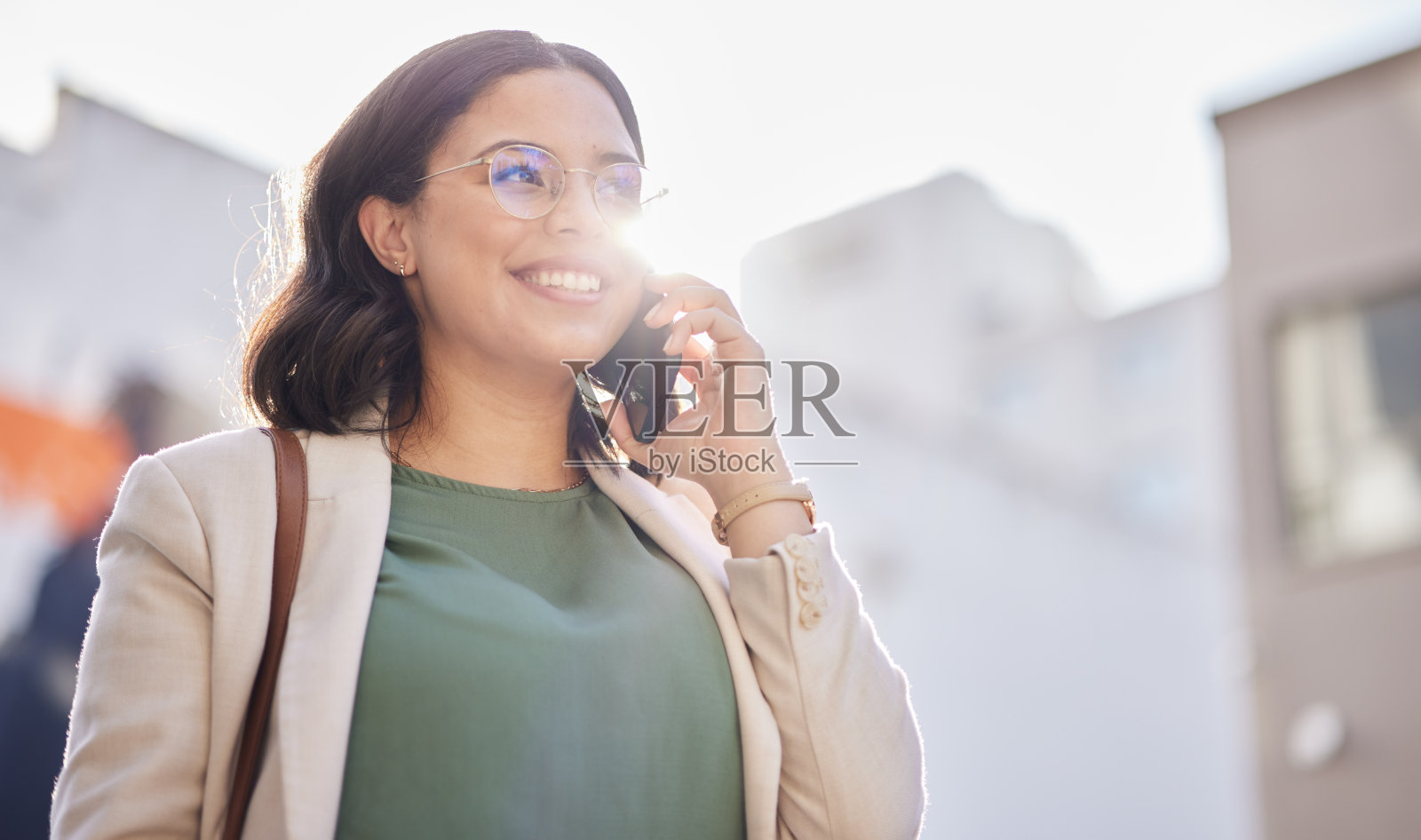 生意上，女人和走路的人用电话和城市里的人联系，用网络交流或交谈。你好，早上在户外用智能手机聊天的快乐的人照片摄影图片