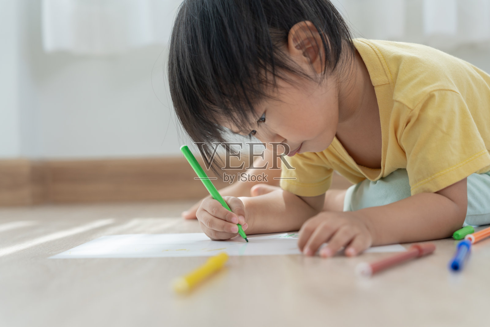 快乐的亚洲孩子在纸上学习画画。活动，发展，智商，情商，冥想，大脑，肌肉，基本技能，家人一起度过快乐的时光。假期照片摄影图片