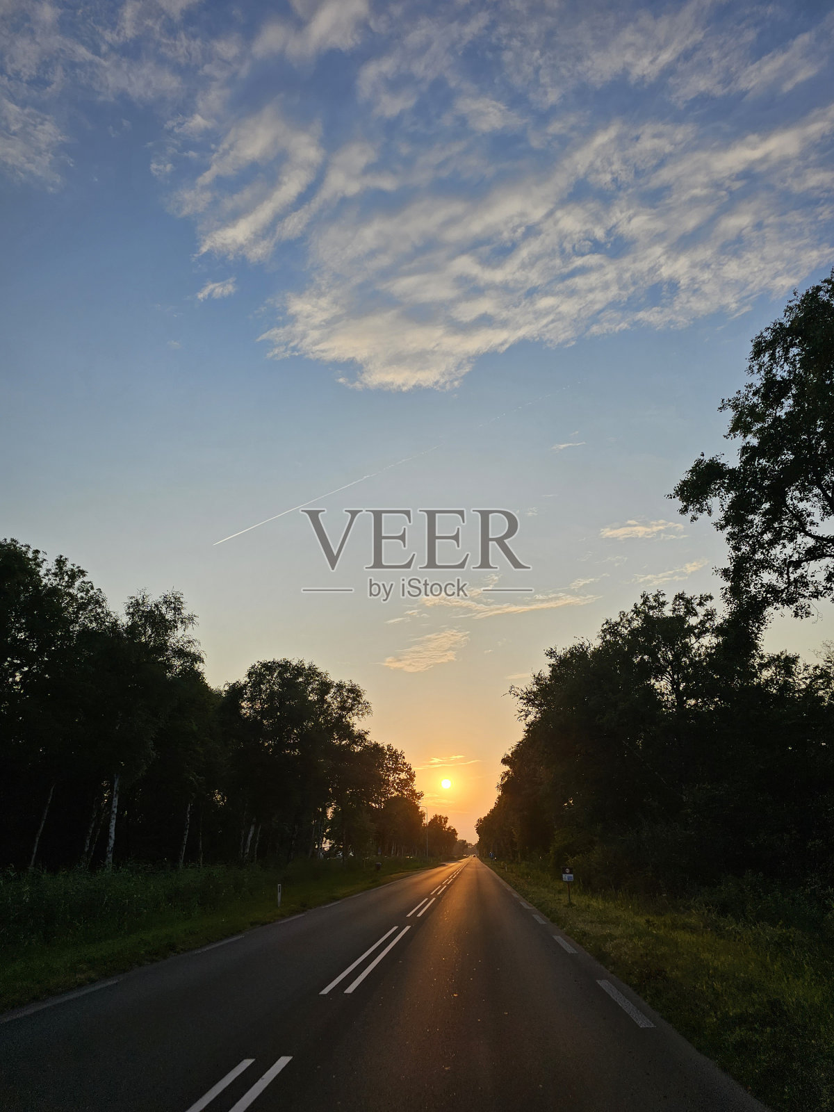 路上的夕阳照片摄影图片