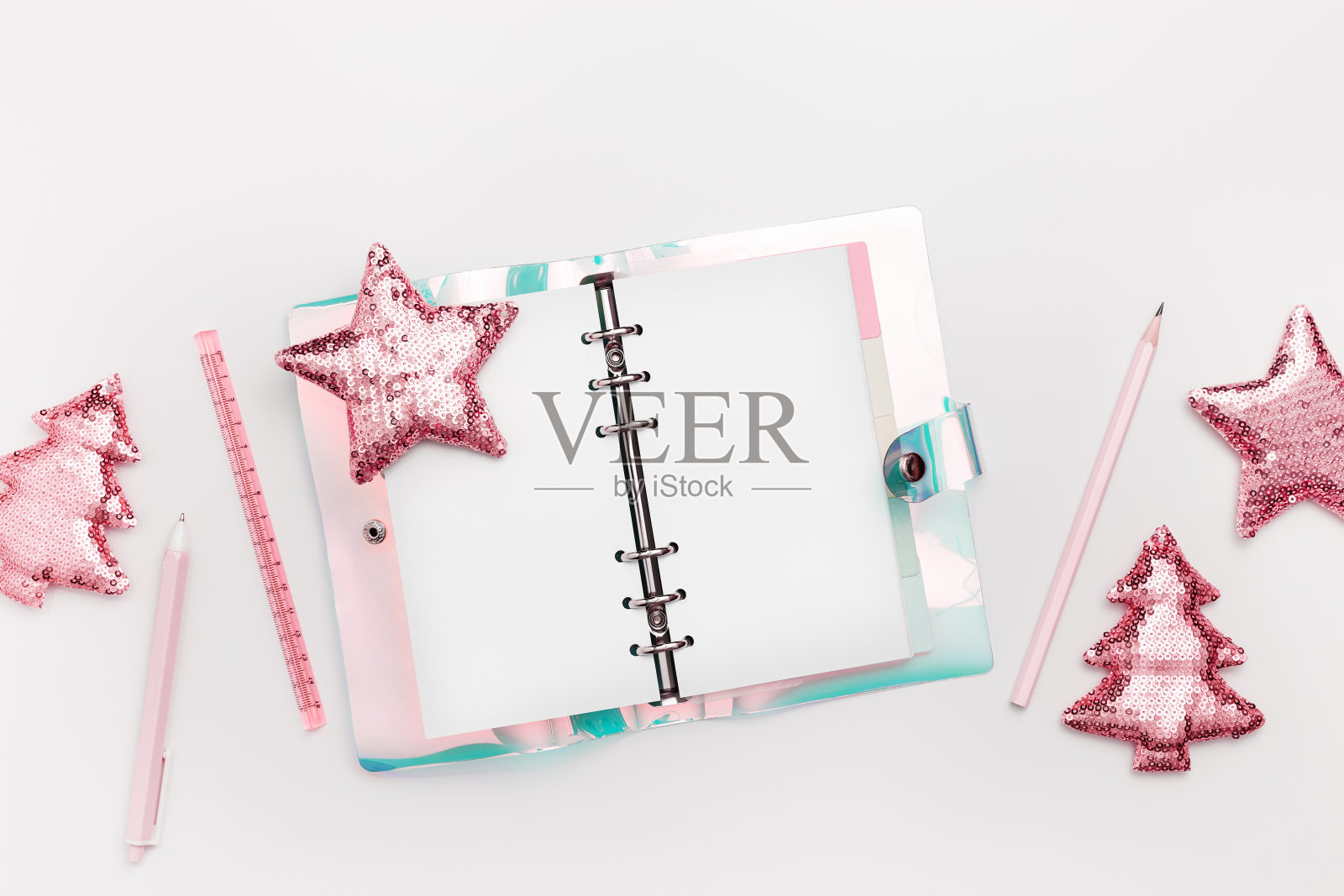 新年规划概念，女孩工作空间，打开空白的练习本或日记本，钢笔，铅笔，白色上的粉色金属色圣诞树和闪亮的星星。假日学校文具的趋势平平照片摄影图片