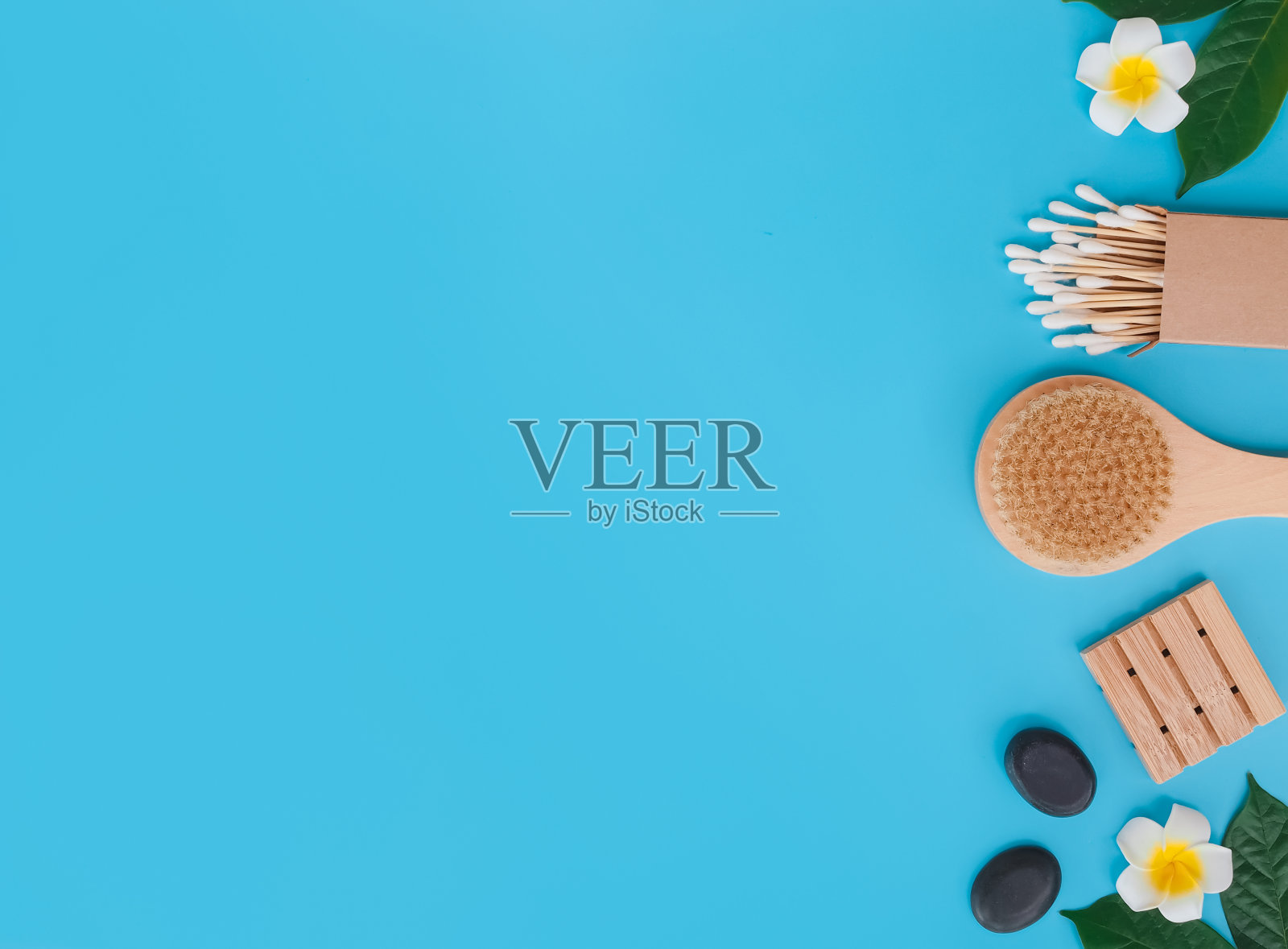 正上方的水疗产品的蓝色背景，医疗水疗的概念与复制空间照片摄影图片