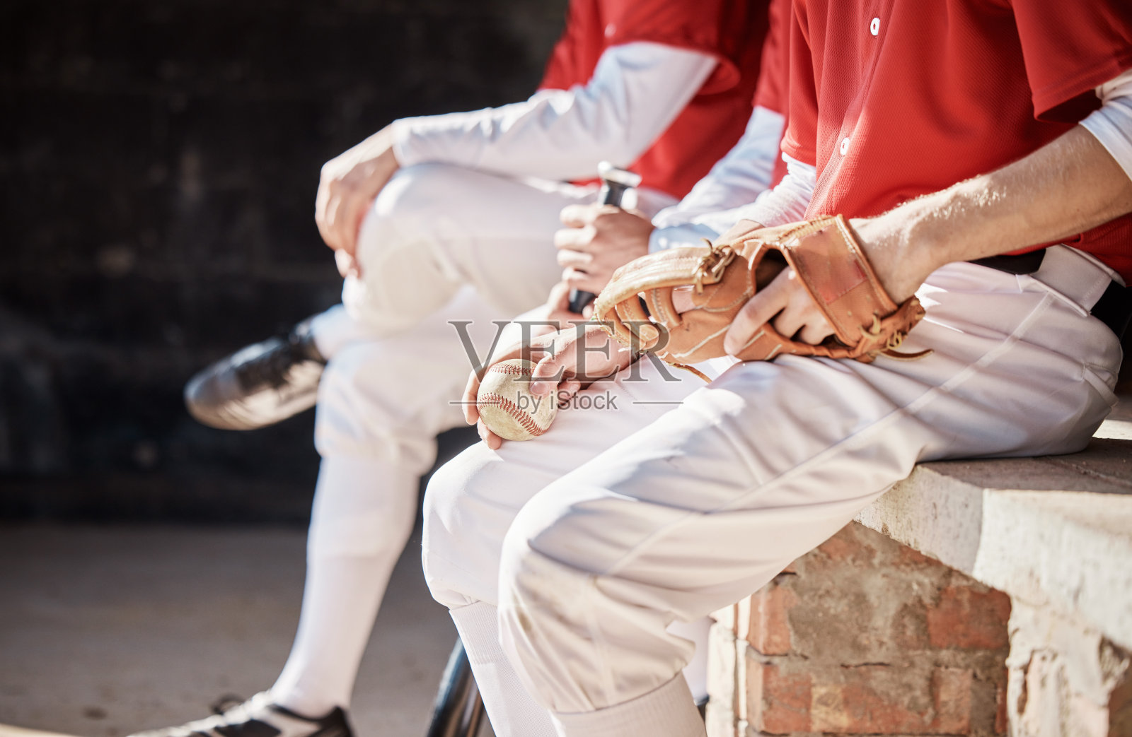 男子，手或棒球手套在团队，运动或体育场板凳上进行比赛，比赛或团队合作的挑战。垒球，运动员或球员与手套，球拍或设备健身，锻炼或训练锻炼照片摄影图片