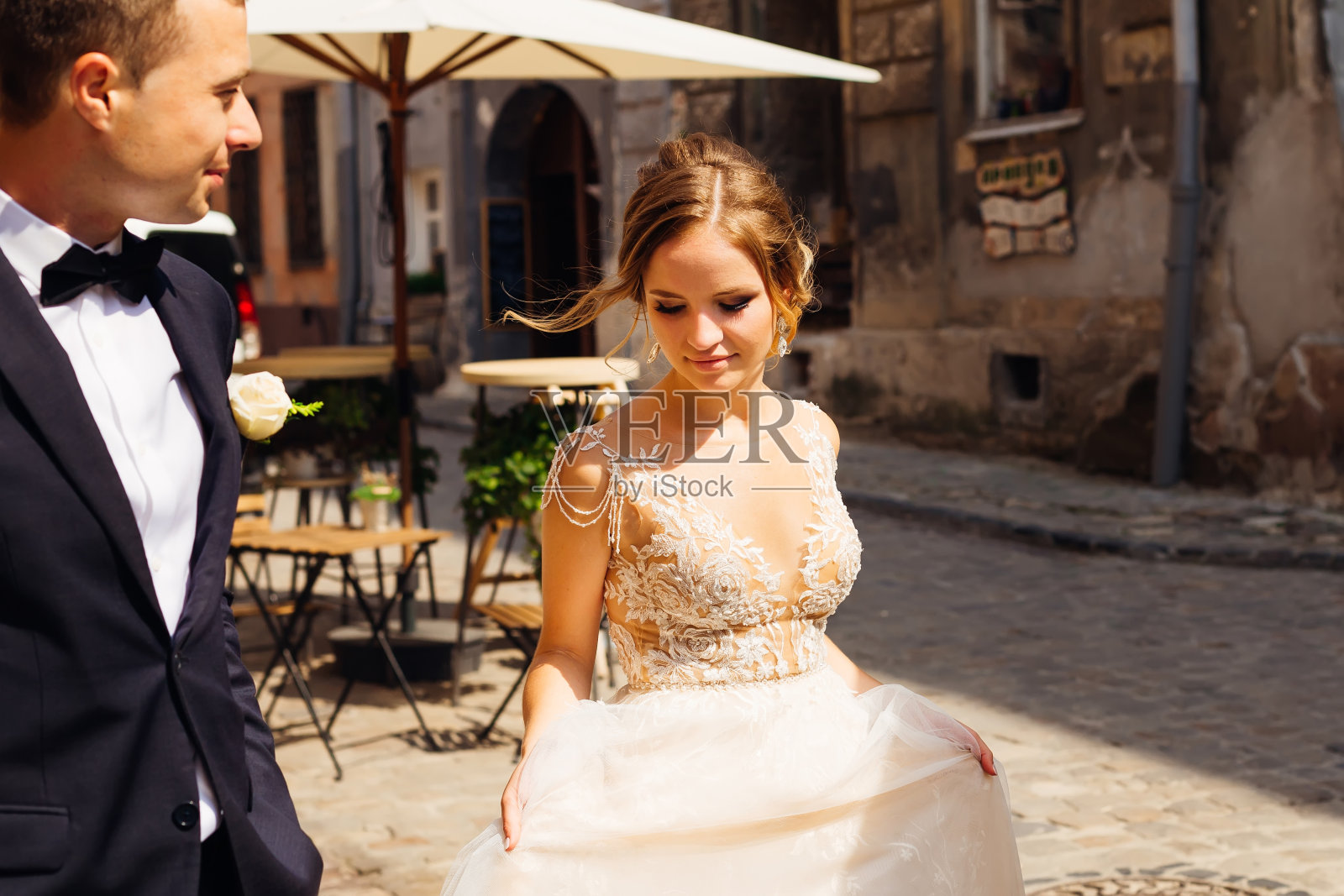 新郎看着美丽的新娘，他们走在老地方照片摄影图片