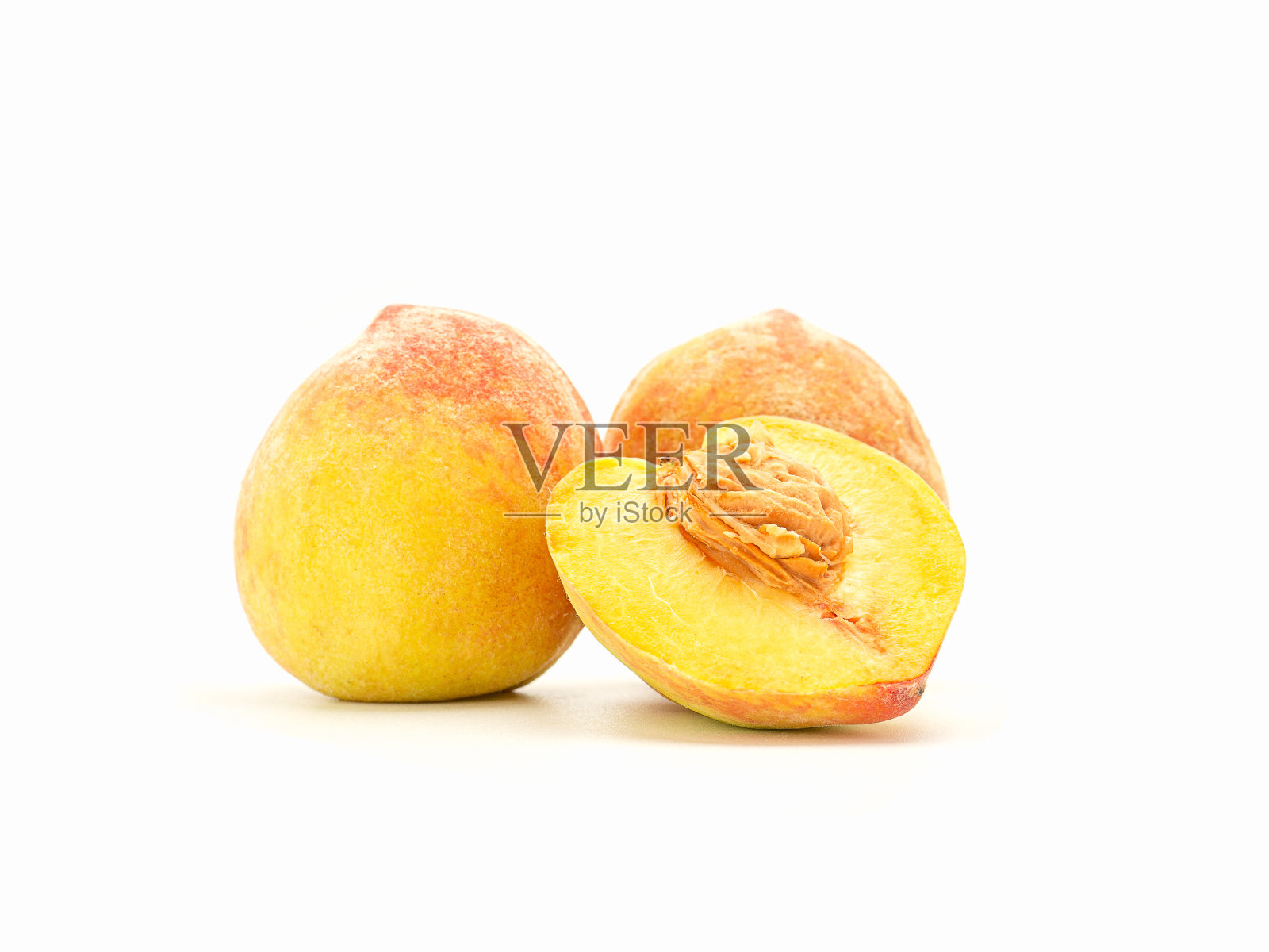 一组新鲜的桃子水果在白色的背景照片摄影图片