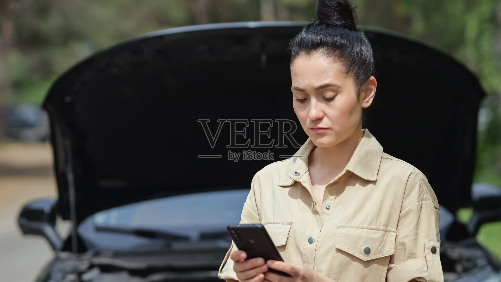 深色头发的司机打电话给汽车维修部来修车照片摄影图片