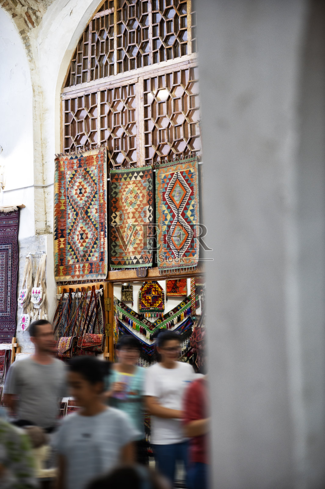 乌兹别克斯坦布哈拉街头市场上出售的地毯照片摄影图片