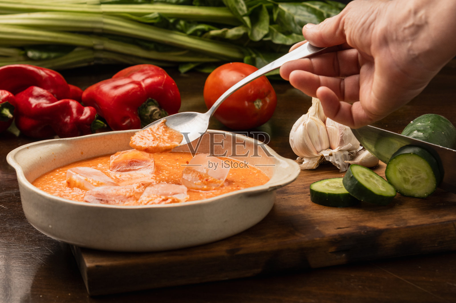 冰西班牙凉菜汤:品尝清凉的夏季蔬菜的味道照片摄影图片