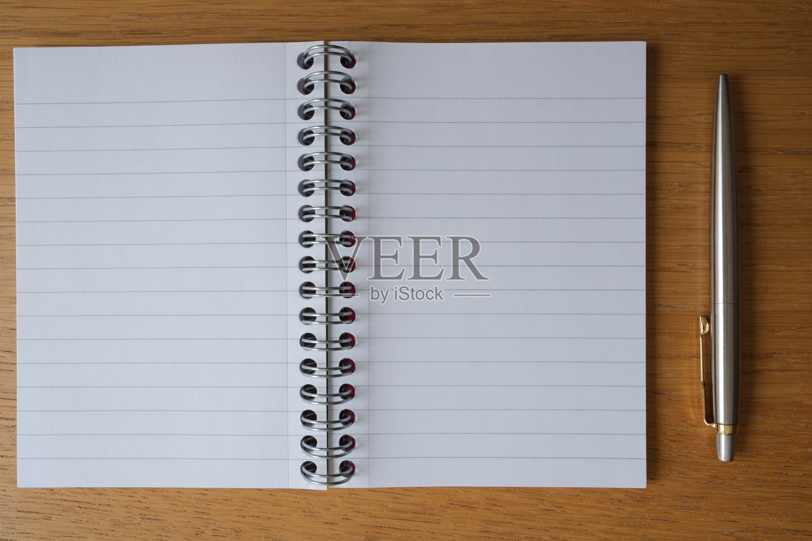 笔记本和笔在桌子上的特写照片摄影图片