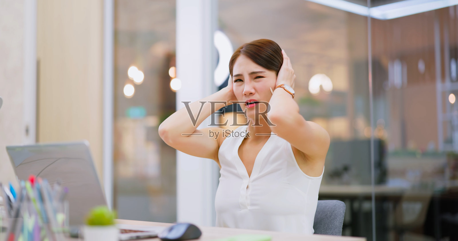 女商人饱受噪音之苦照片摄影图片