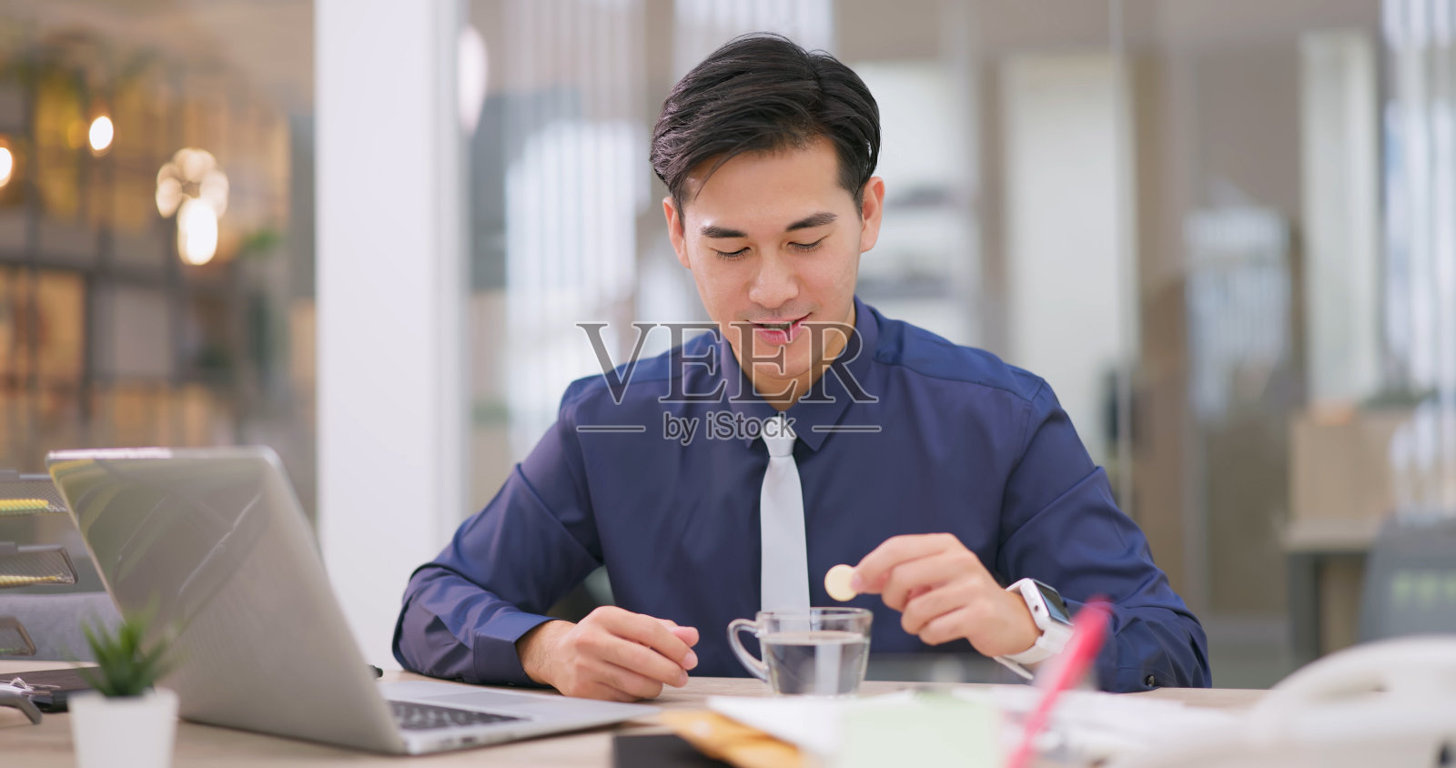 男人服用维生素照片摄影图片
