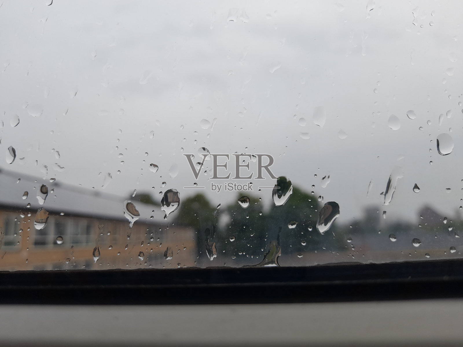 雨打在窗户上照片摄影图片