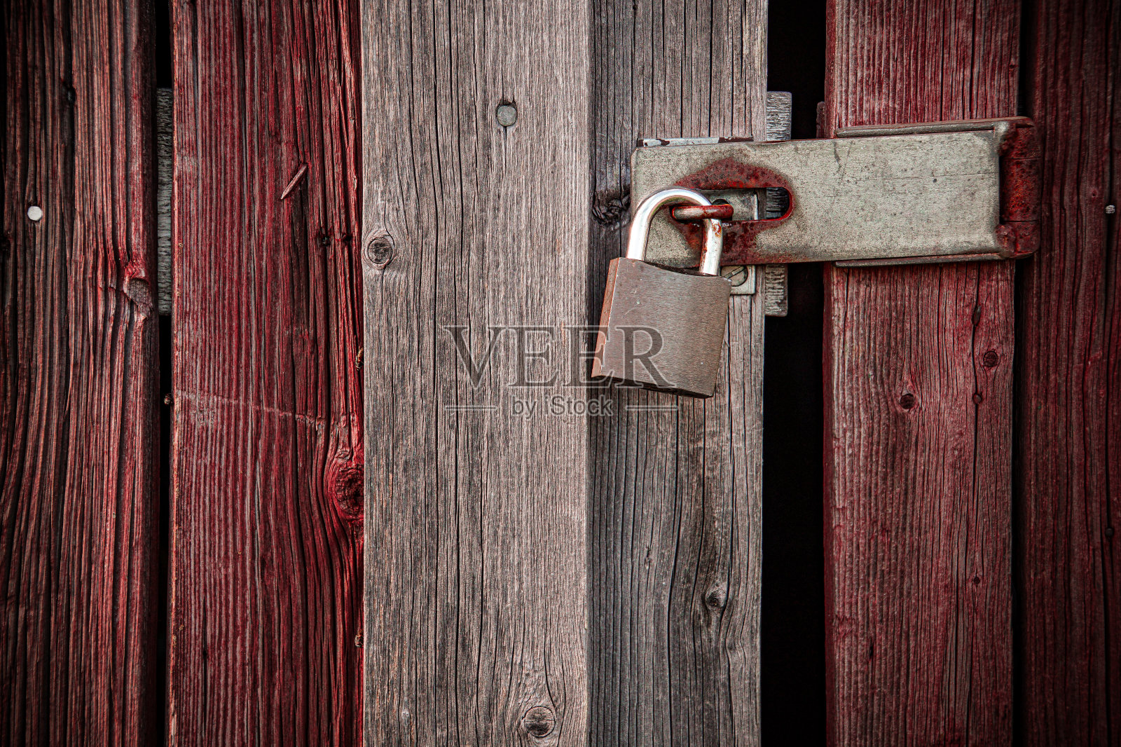 木棚里挂着一把挂锁照片摄影图片