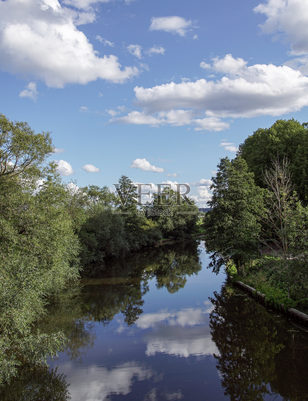 河对天空的美景照片摄影图片