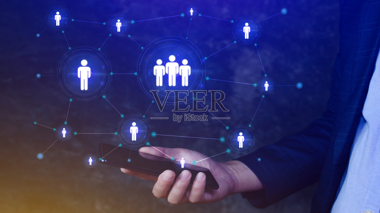 人力资源，人力资源管理，就业，猎头理念，商人在智能手机虚拟背景下按下现代社交按钮照片摄影图片