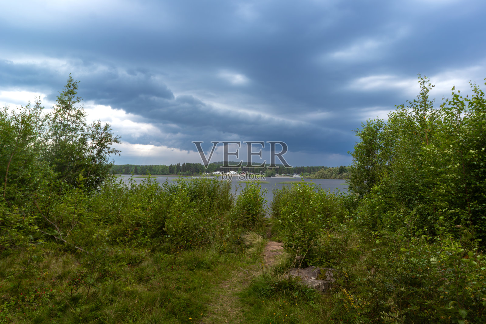 通往乌云密布的海洋之路照片摄影图片