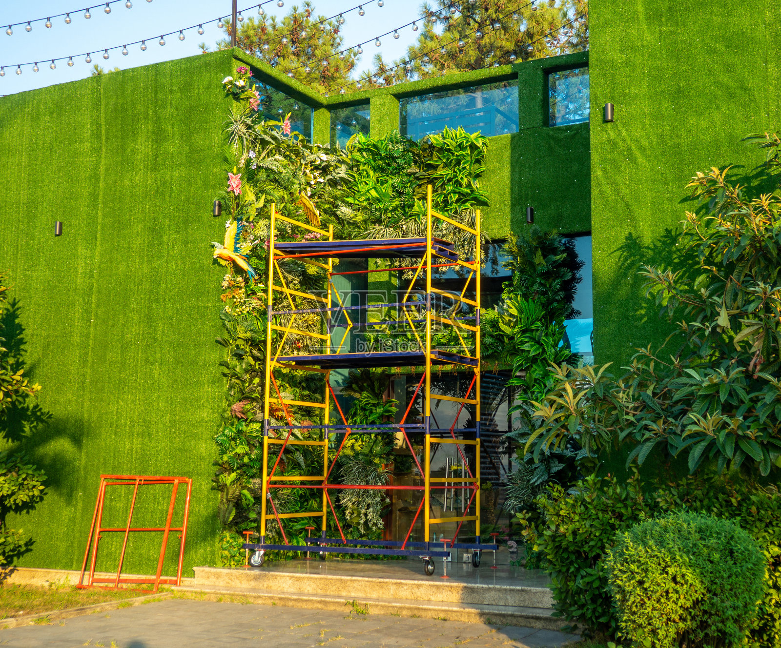 建筑立面采用绿色材料。装饰工作的准备。建筑重建。美丽的外观。照片摄影图片