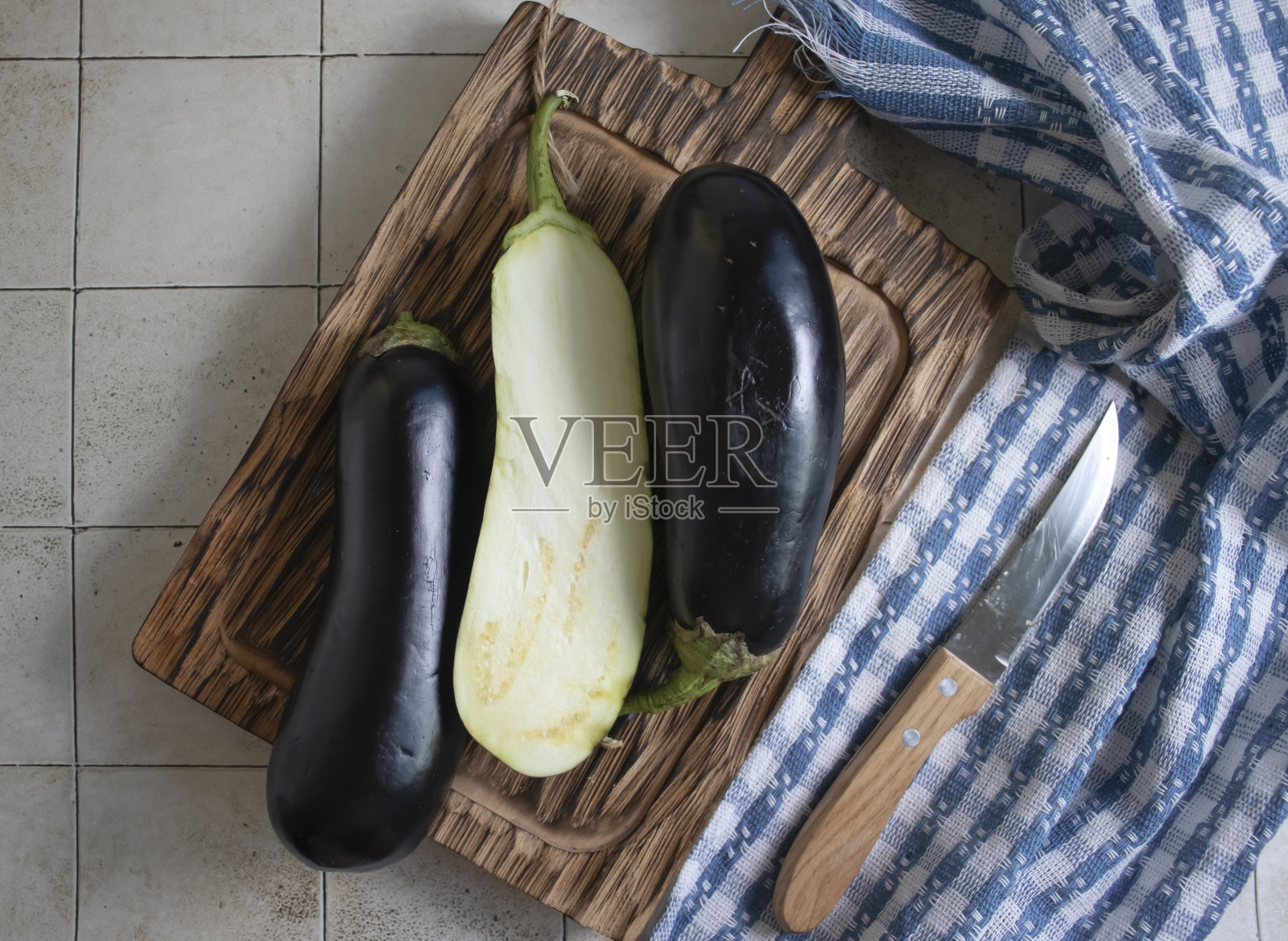 老背景上的新鲜茄子照片摄影图片