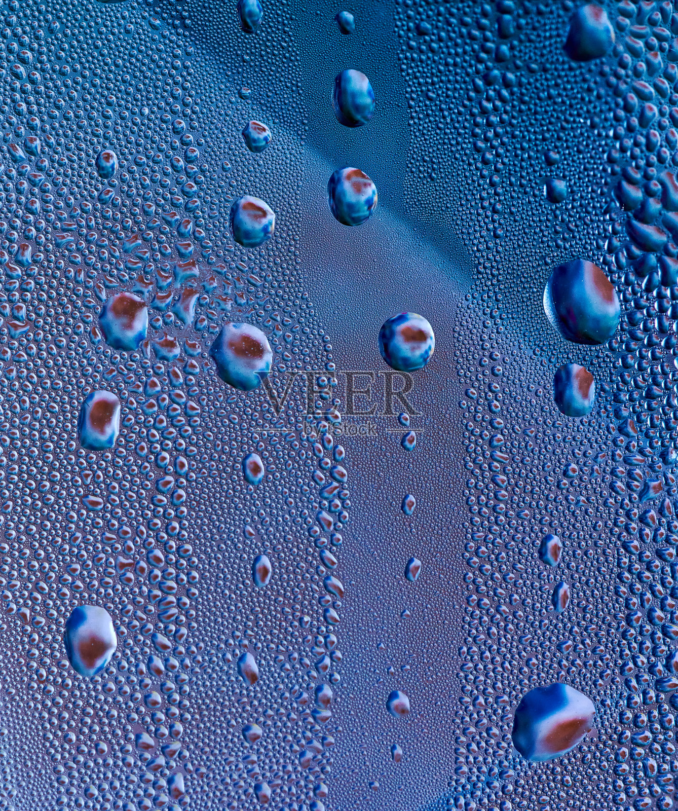 一滴水珠凝结在玻璃上照片摄影图片