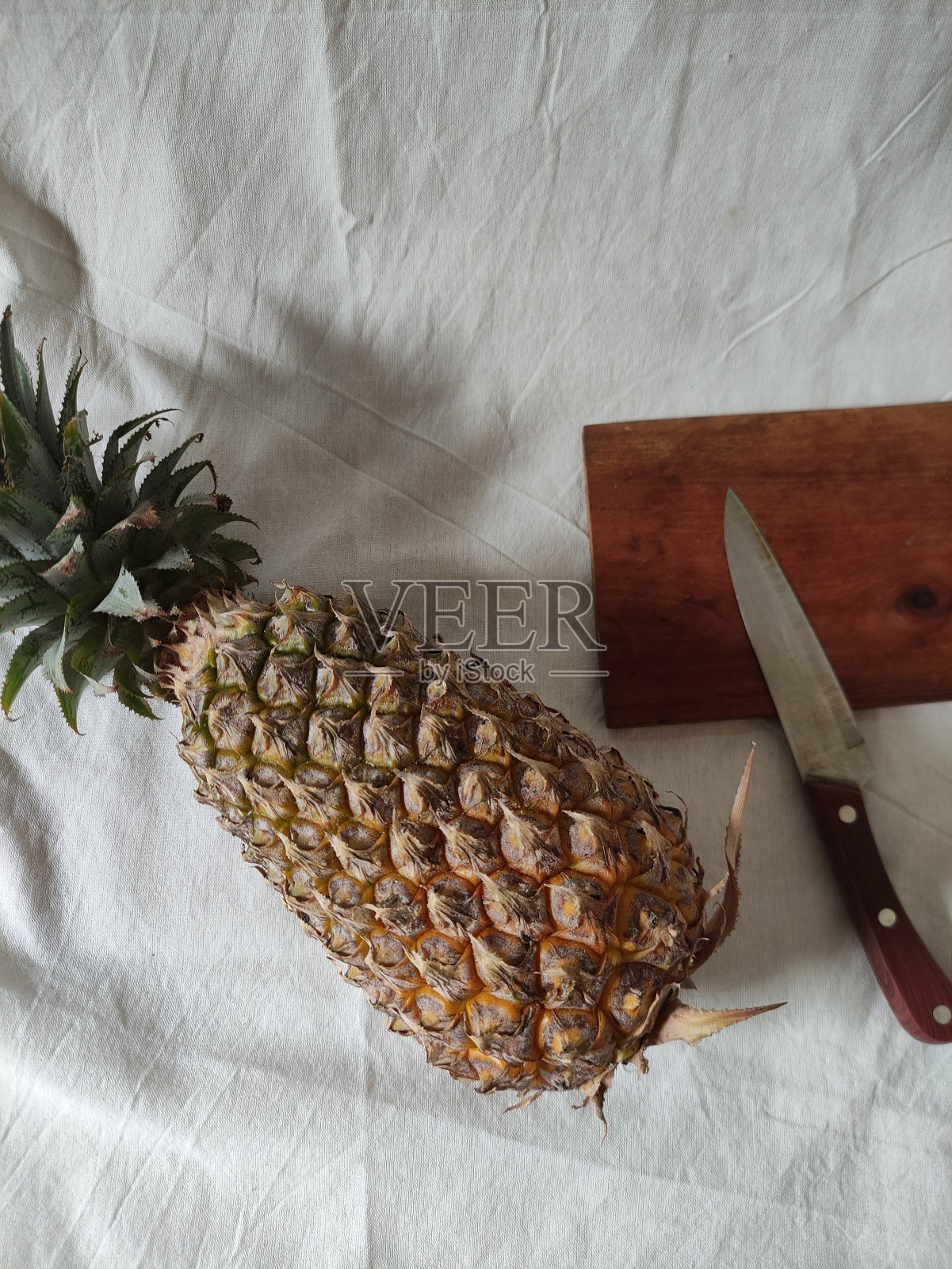 白色背景上的新鲜菠萝照片摄影图片