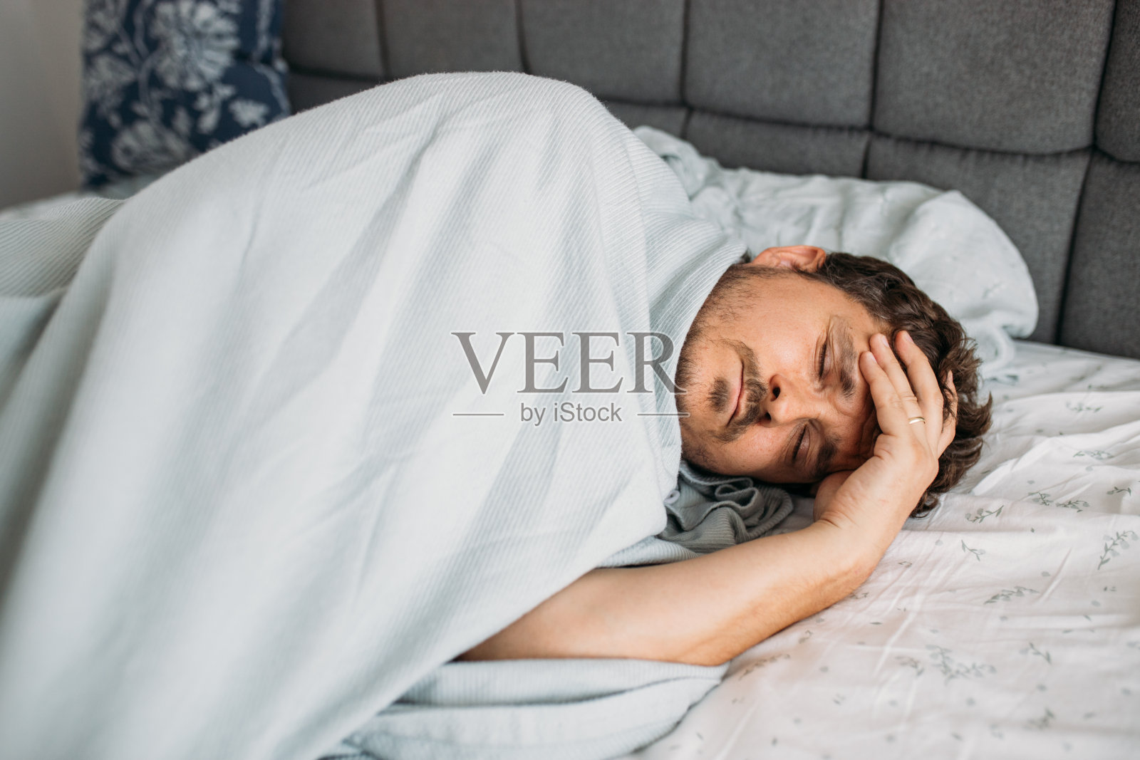 躺在床上承受压力的男人照片摄影图片