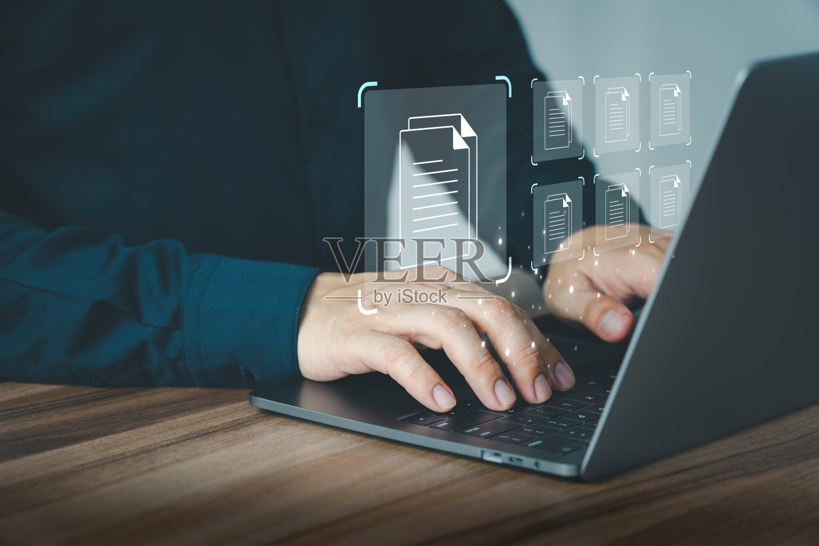 商人使用计算机笔记本电脑管理数字文档，文档管理概念，在线文档数据库和数字文件存储，数据库技术，以及记录软件。照片摄影图片