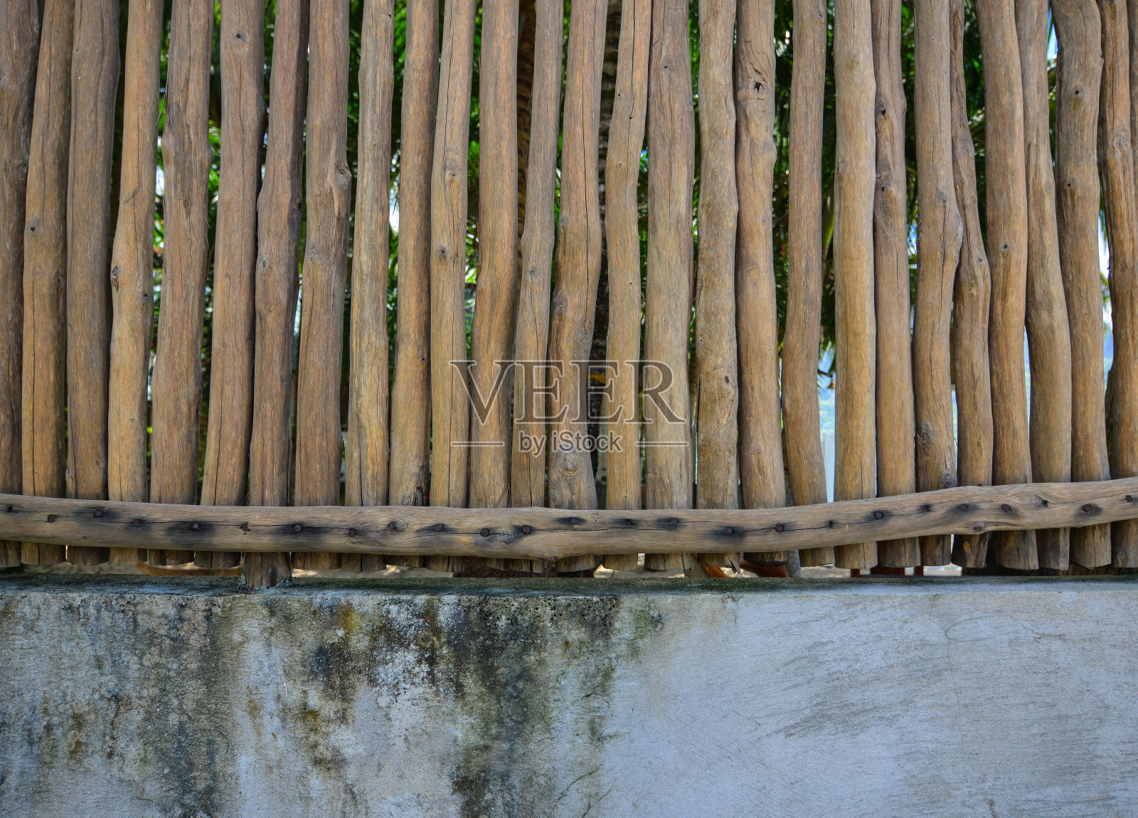 木栅栏，石墙照片摄影图片