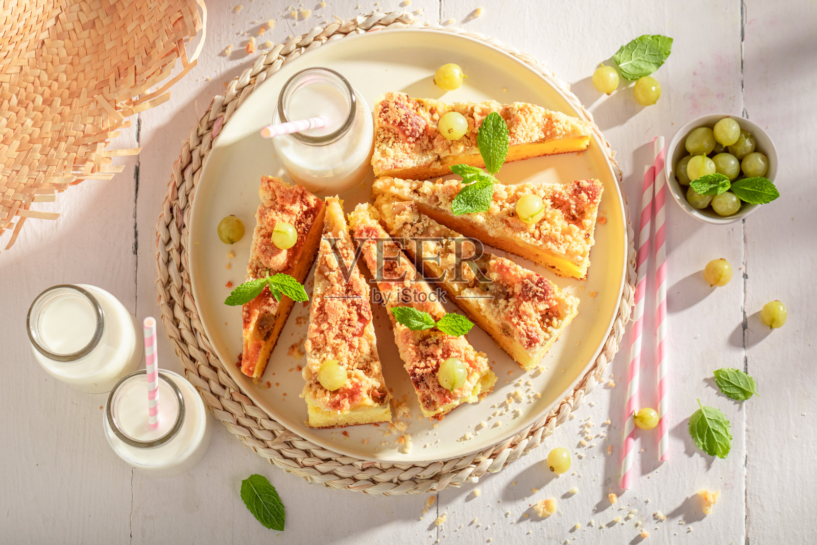 用水果和糖自制的鹅莓黄油蛋糕。照片摄影图片