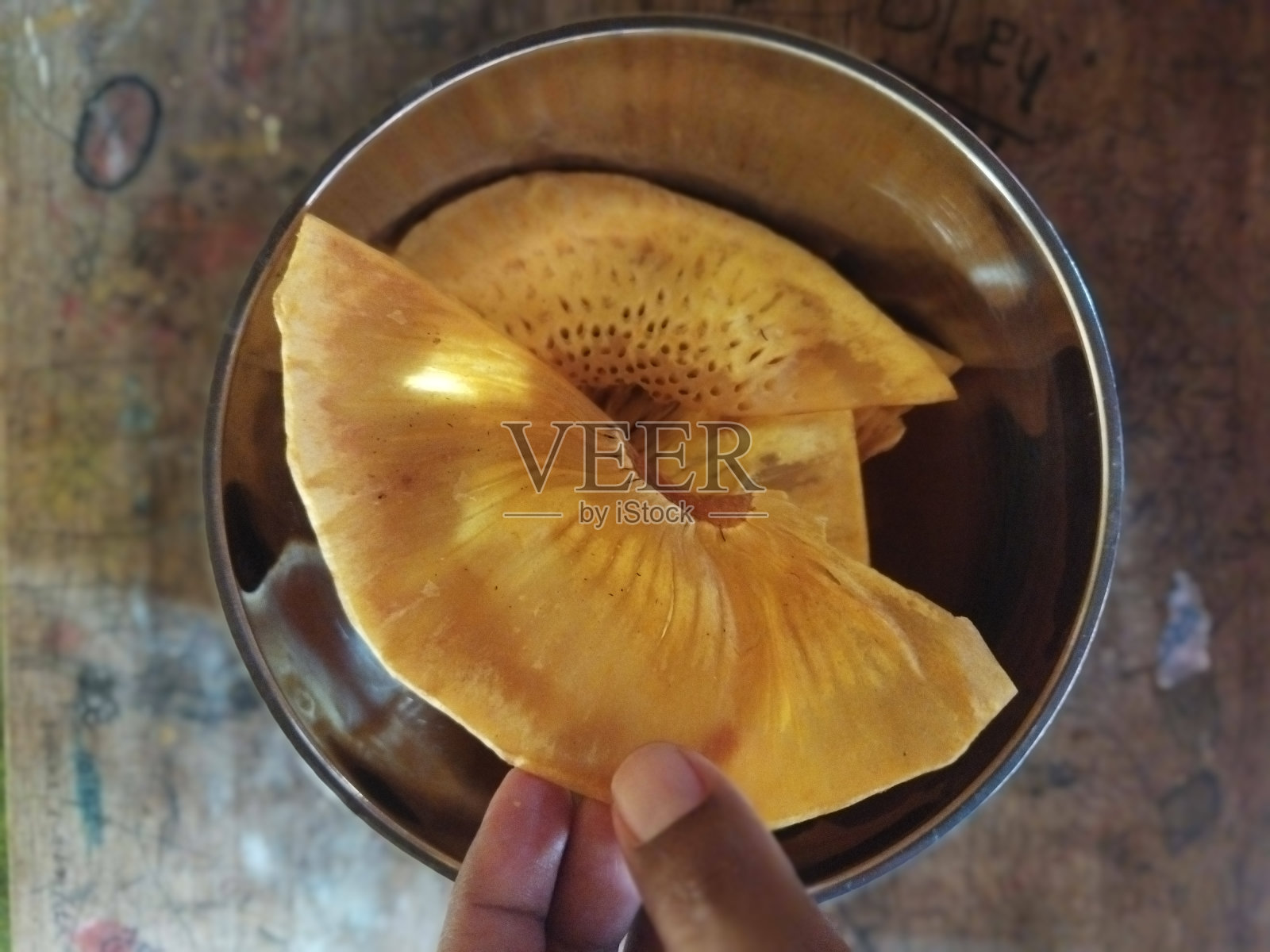 传统的印尼小吃面包果片照片摄影图片