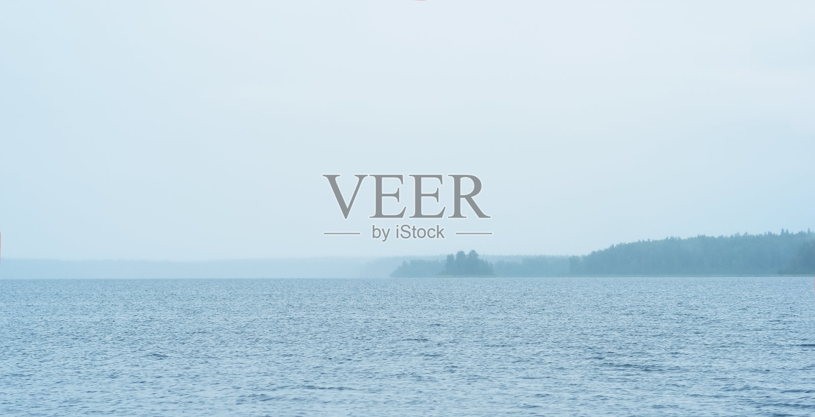 雾蒙蒙的自然水景，倾盆大雨覆盖了一大片水域照片摄影图片