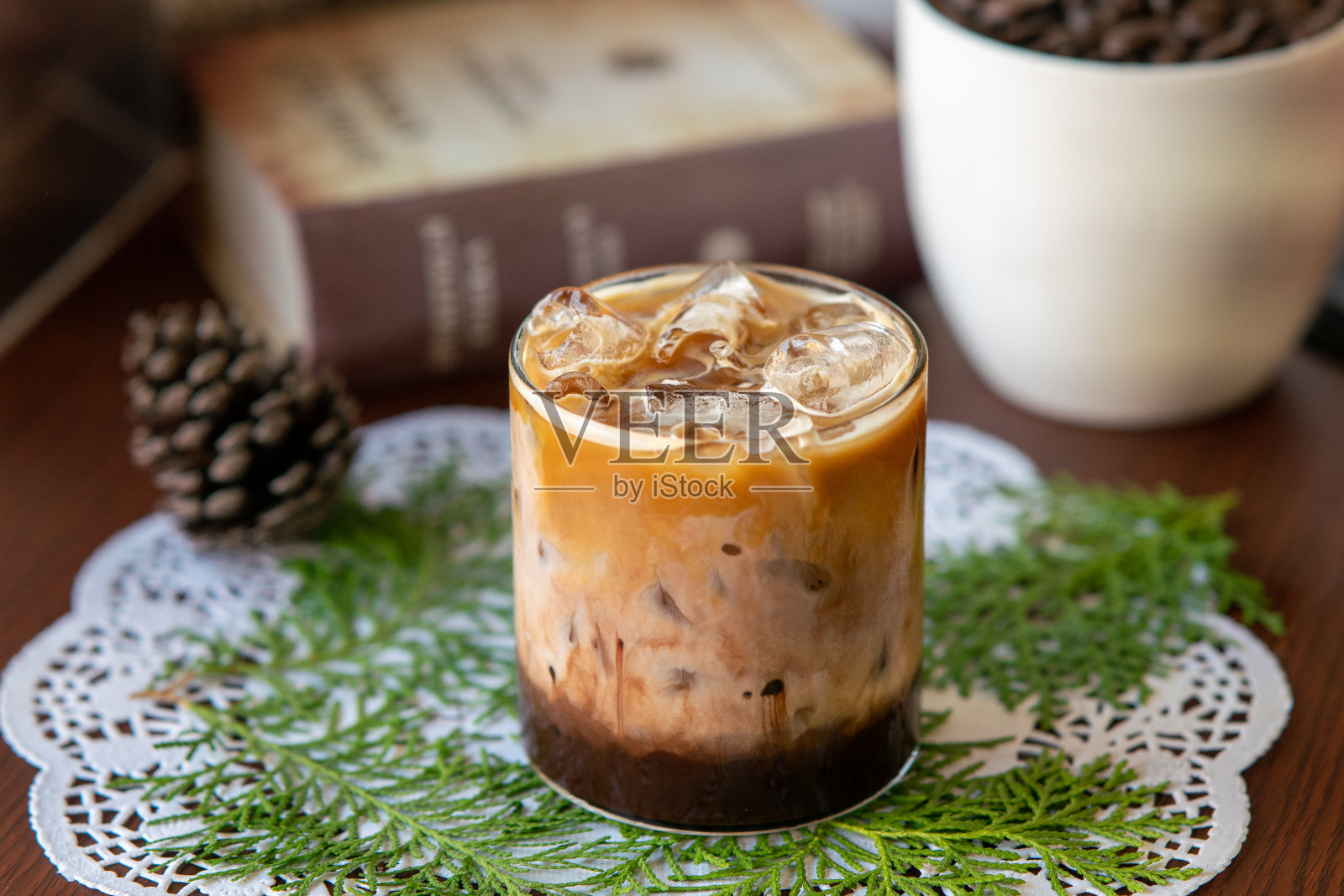 咖啡分层摆放在以书为背景的桌子上照片摄影图片