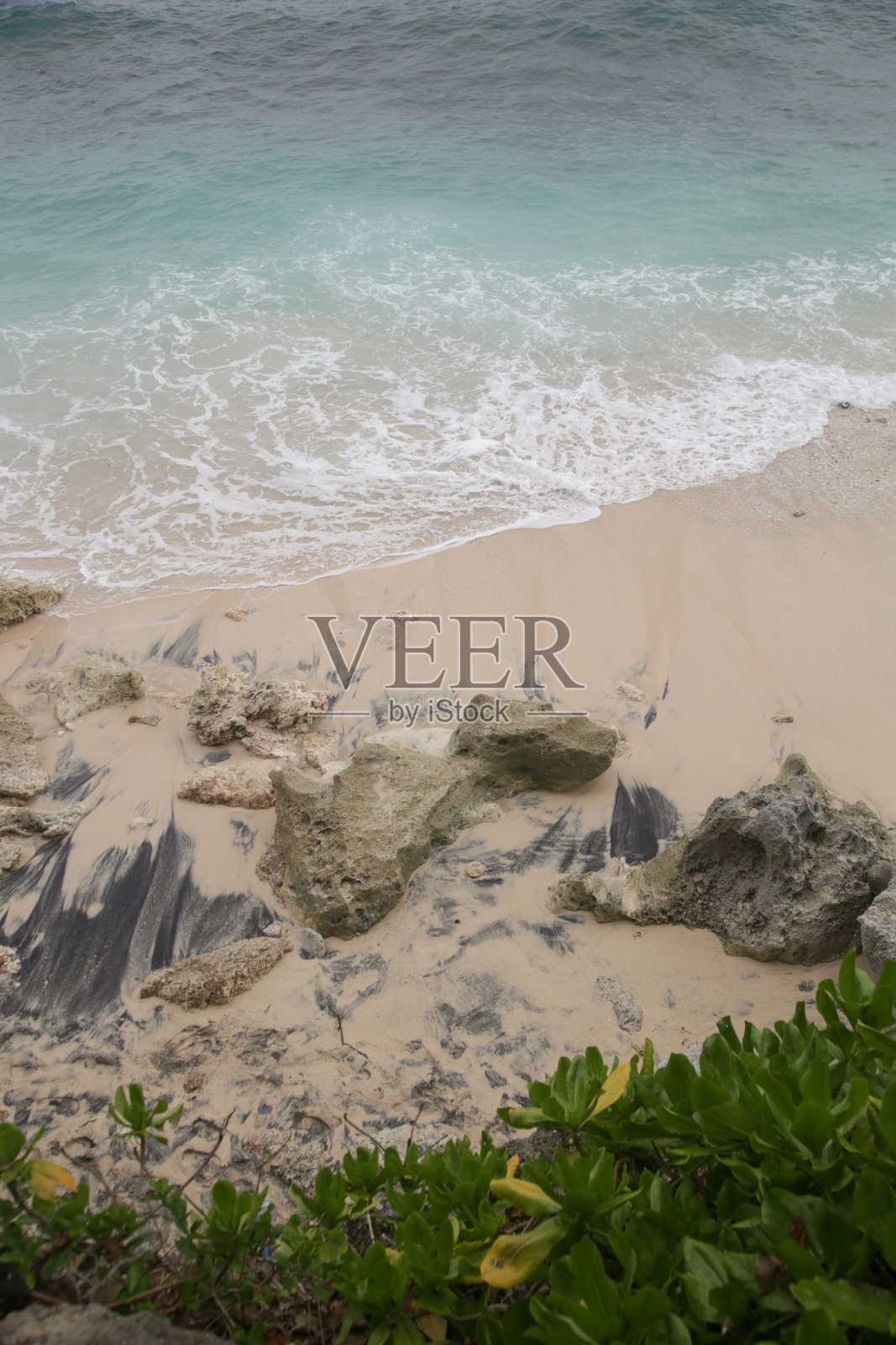 从上面俯瞰一个美丽的空旷的野生沙滩和岩石照片摄影图片