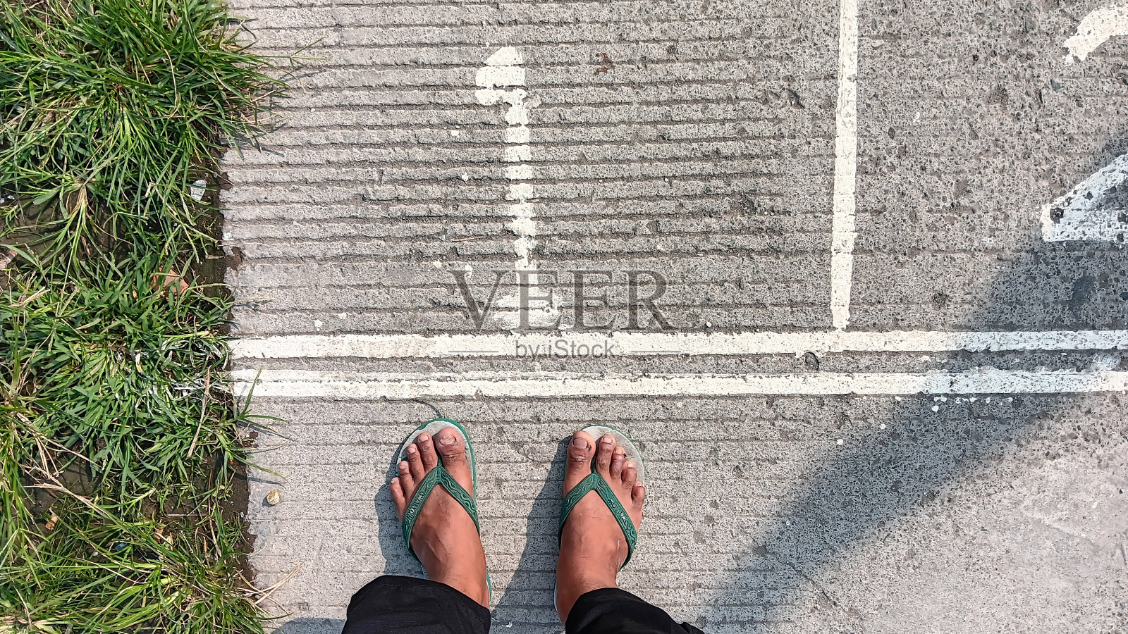 一个人站在比赛场地的十字路口照片摄影图片