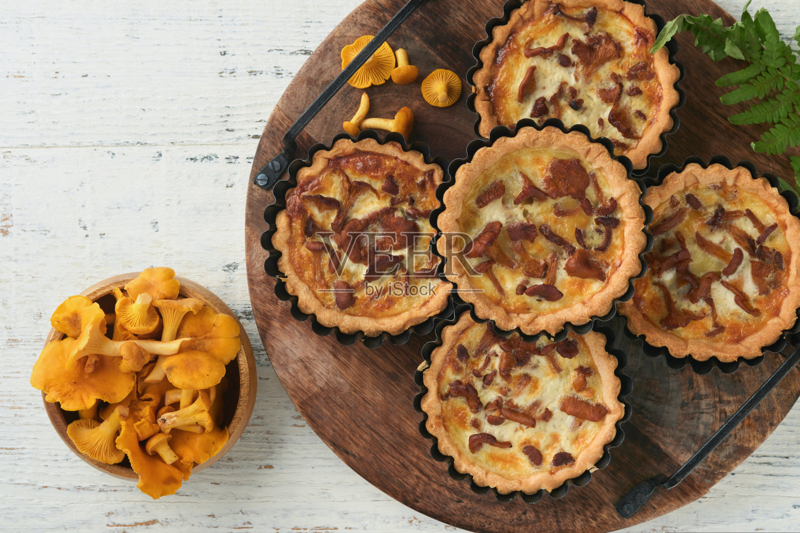 美味的手派与鸡油菌蘑菇，奶油和奶酪在砧板上，质朴的老白色木桌背景。自制蛋挞配季节性鸡油菌菇。乡村风格。前视图。照片摄影图片