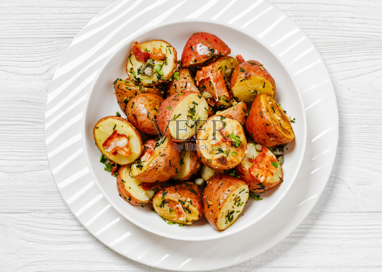 香草大蒜土豆在白色碗里，俯视图照片摄影图片