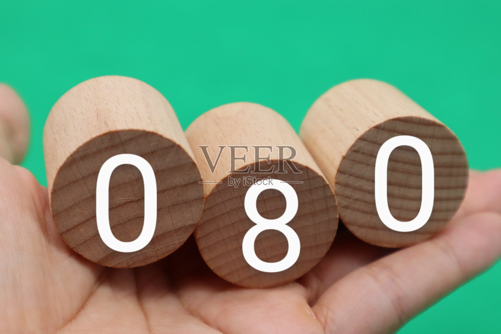 有一个写为080块的人照片摄影图片