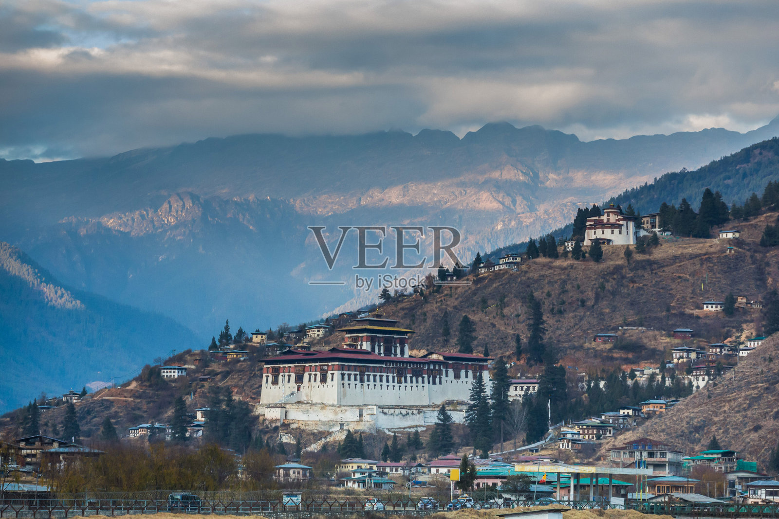 仁蓬宗被称为帕罗宗，是一个大型宗佛教寺院和堡垒照片摄影图片