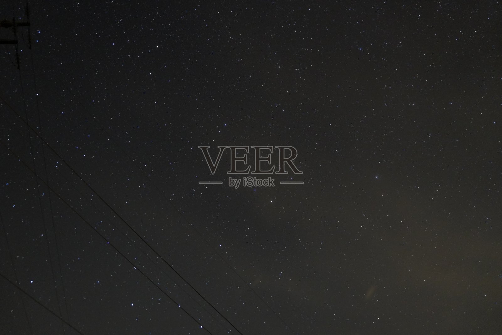 黑色，蓝色和橙色的星空与山，塔和银河，圣洛伦索之夜照片摄影图片