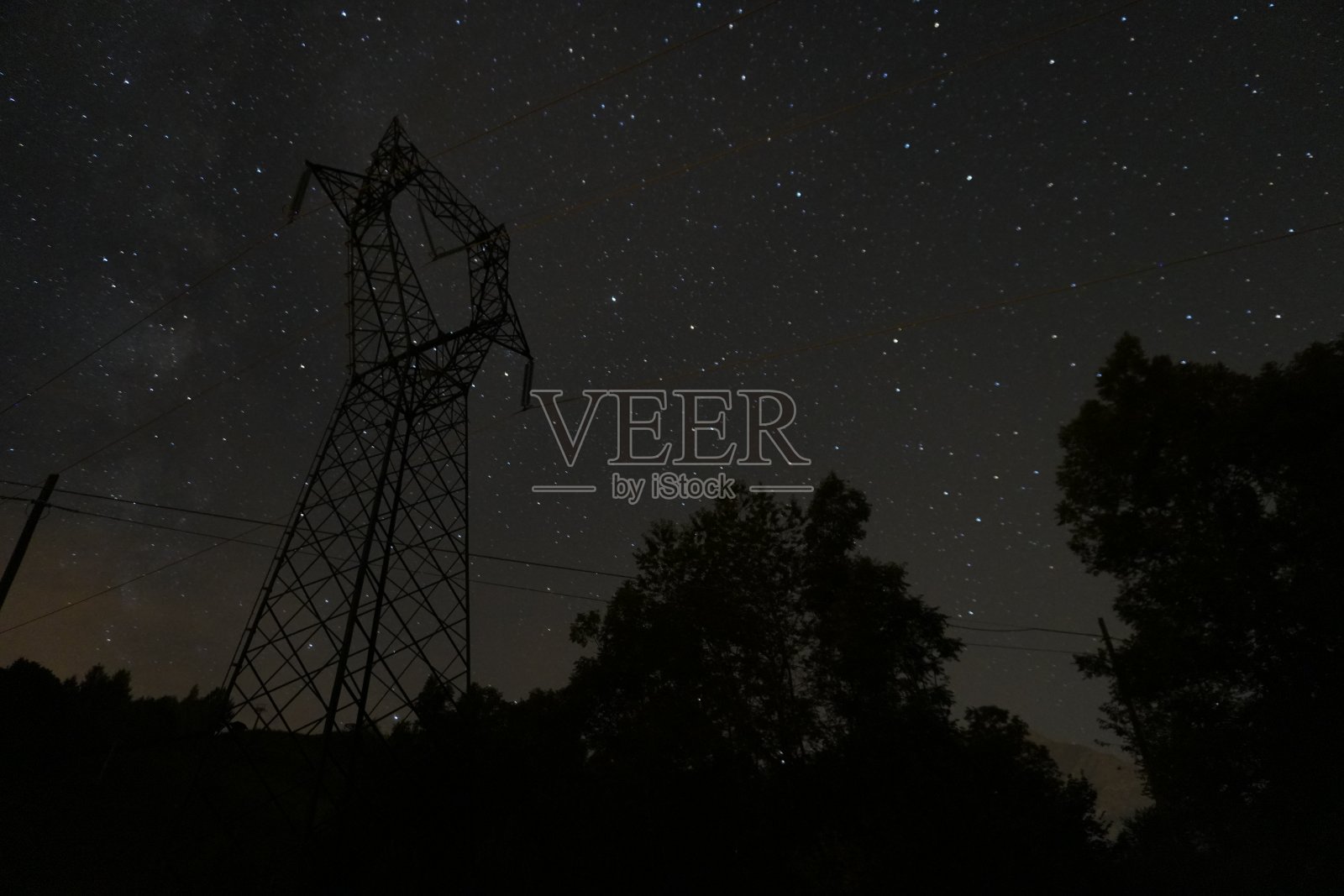 黑色，蓝色和橙色的星空与山，塔和银河，圣洛伦索之夜照片摄影图片