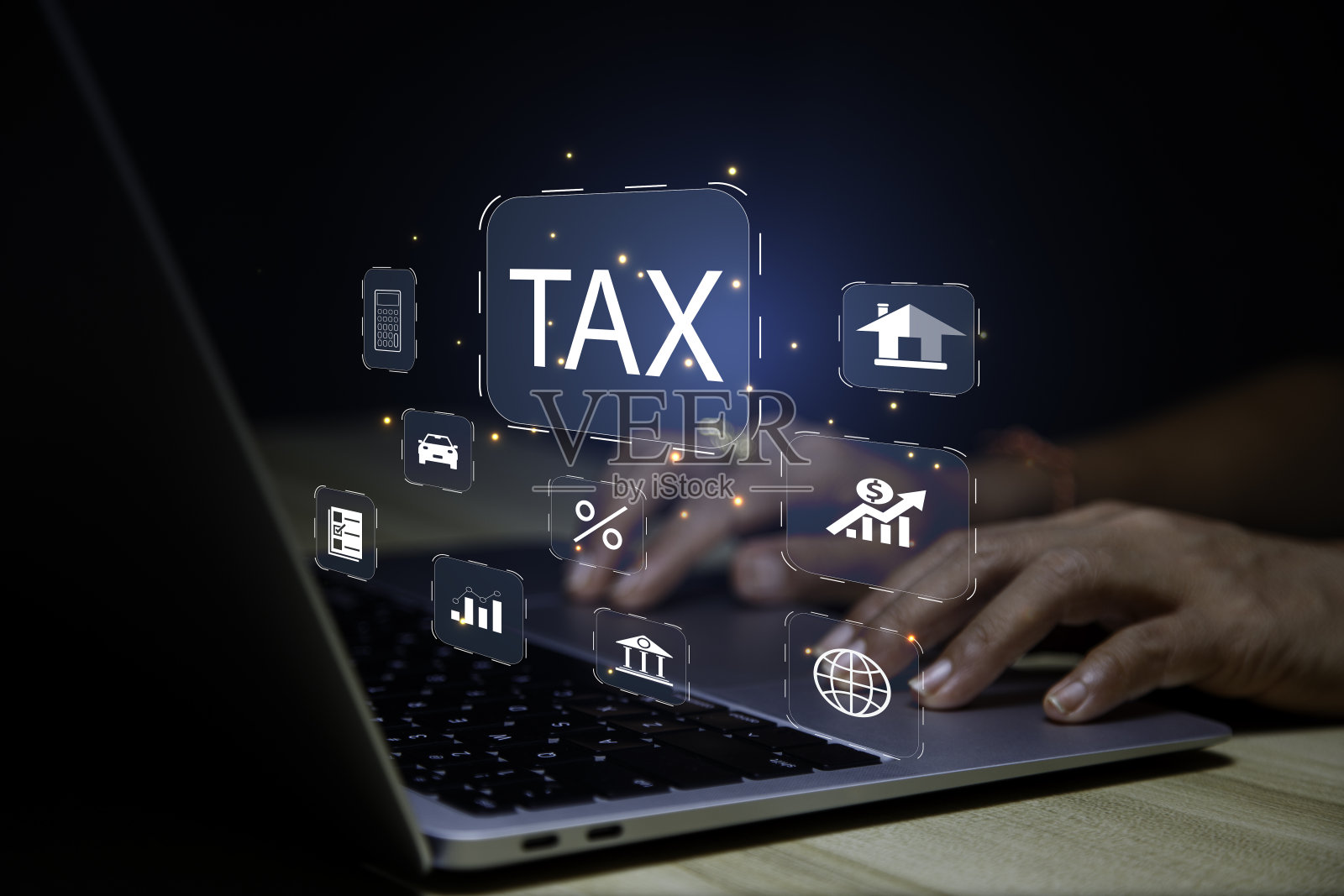 商人使用笔记本电脑填写所得税网上申报表进行缴纳。企业用电脑填报个人所得税纳税申报表。未来的虚拟屏幕界面技术照片摄影图片