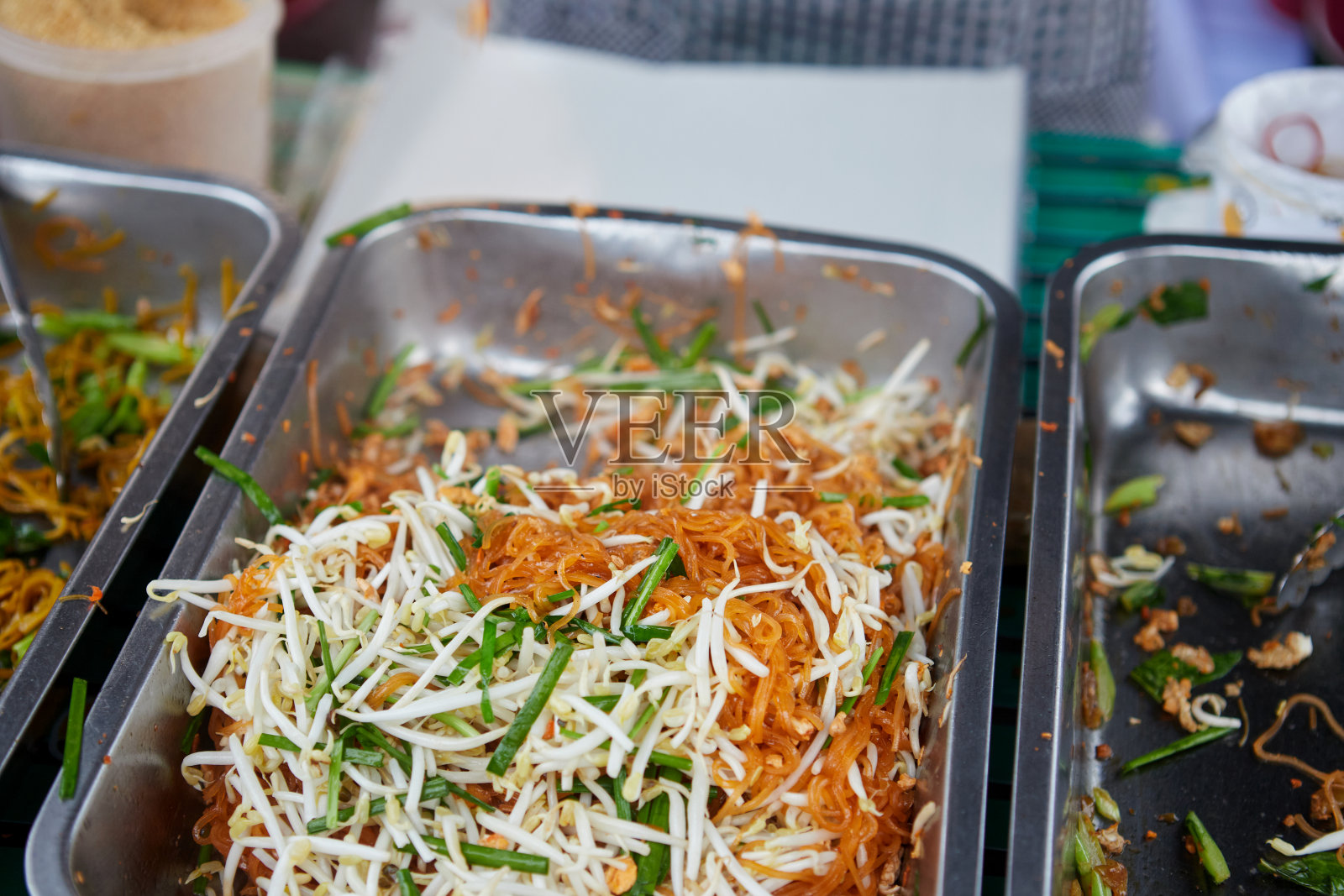 街头小吃店出售泰式炒粉盘照片摄影图片