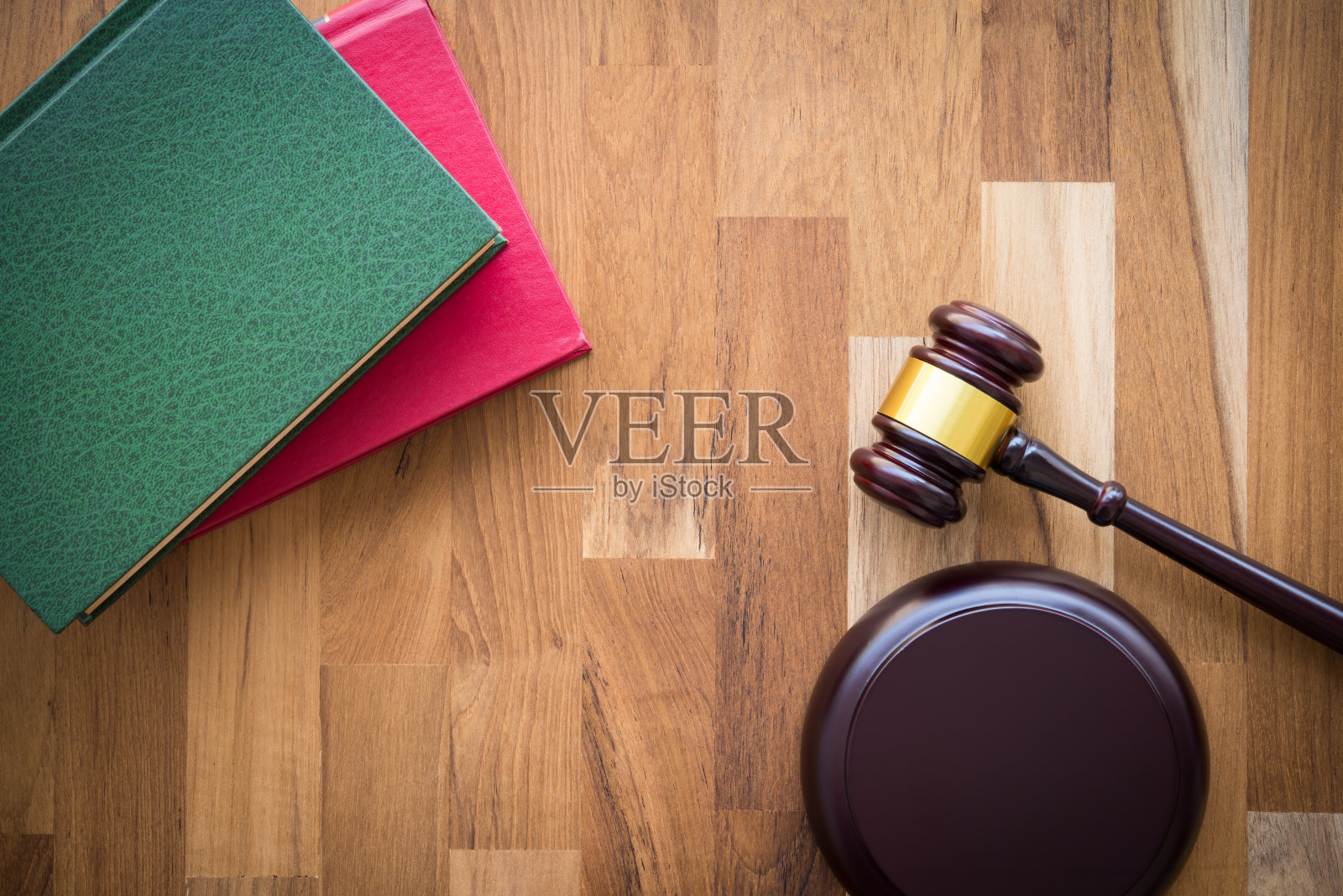 书籍与木槌照片摄影图片