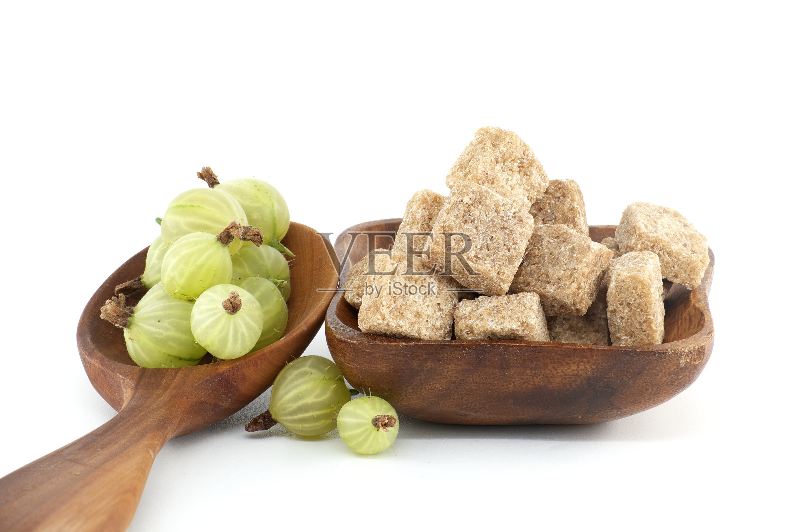 用木勺盛醋栗和方糖照片摄影图片