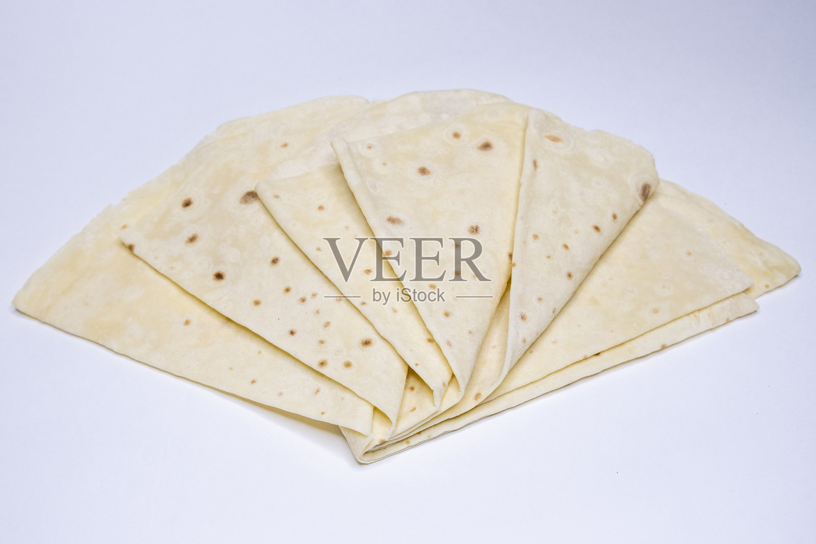 白色的桌子上放着阿塞拜疆产的lavash。lavash的俯视图。用小麦粉烘烤。国家面包。薄小麦面包。照片摄影图片