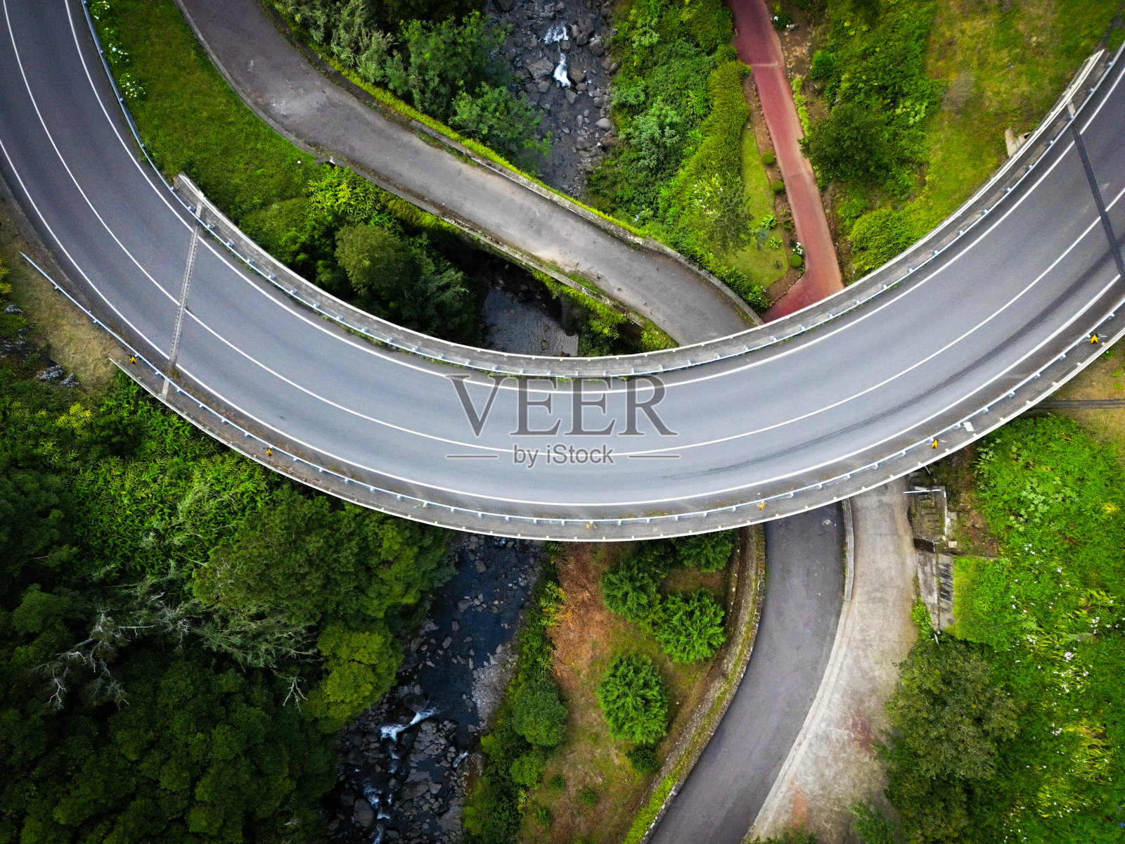 航拍图像在圣米格尔岛，亚速尔群岛，葡萄牙的山中间的道路上照片摄影图片