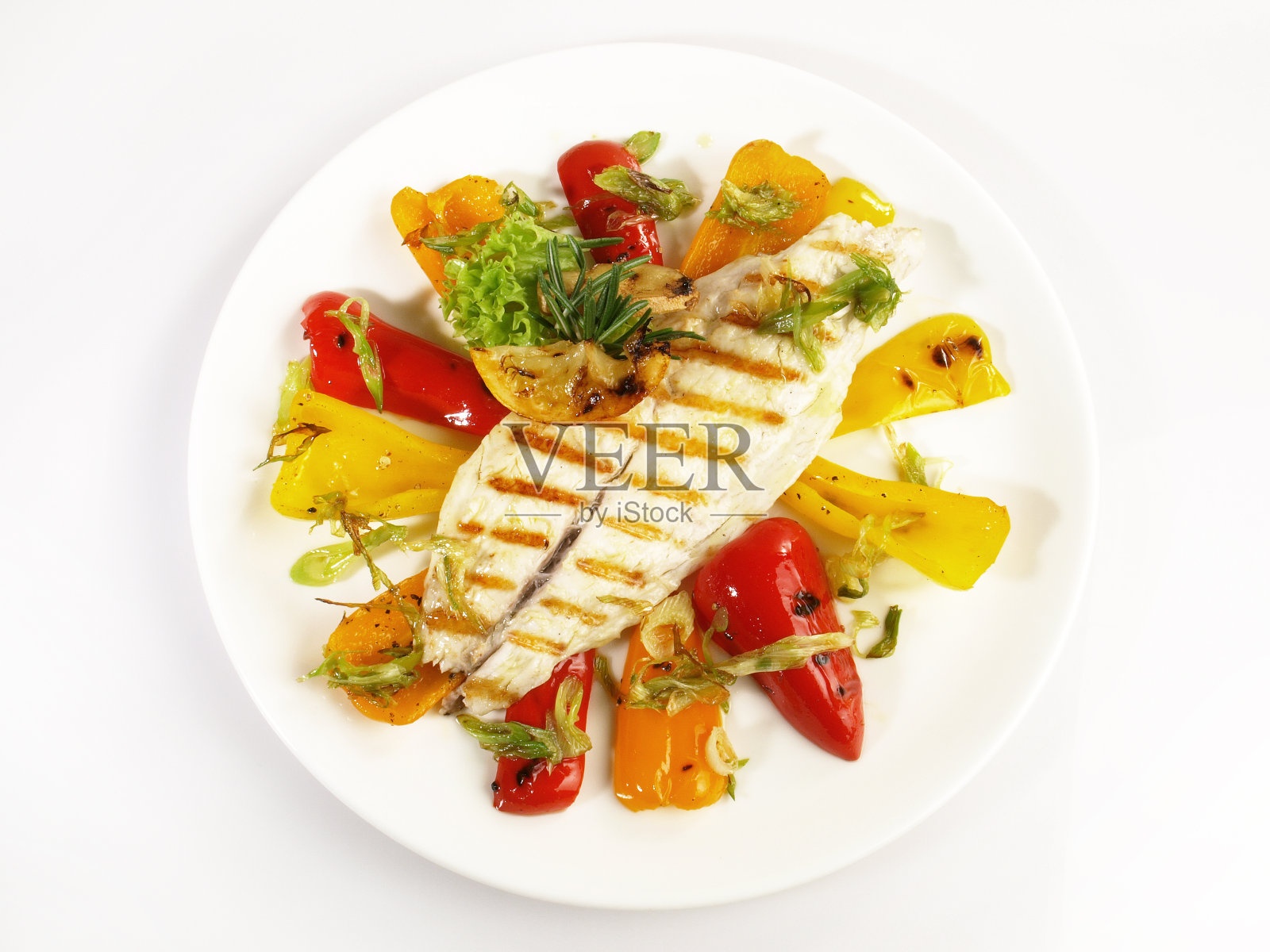 烤鱼片与烤辣椒和蔬菜-低碳水化合物的海鲜盘子孤立的白色背景照片摄影图片