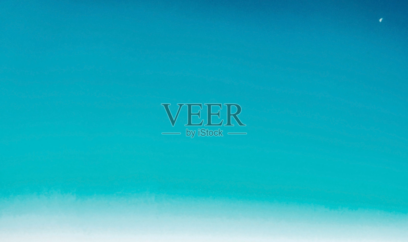 蓝色的天空背景，小云和月亮在晴朗的天空照片摄影图片