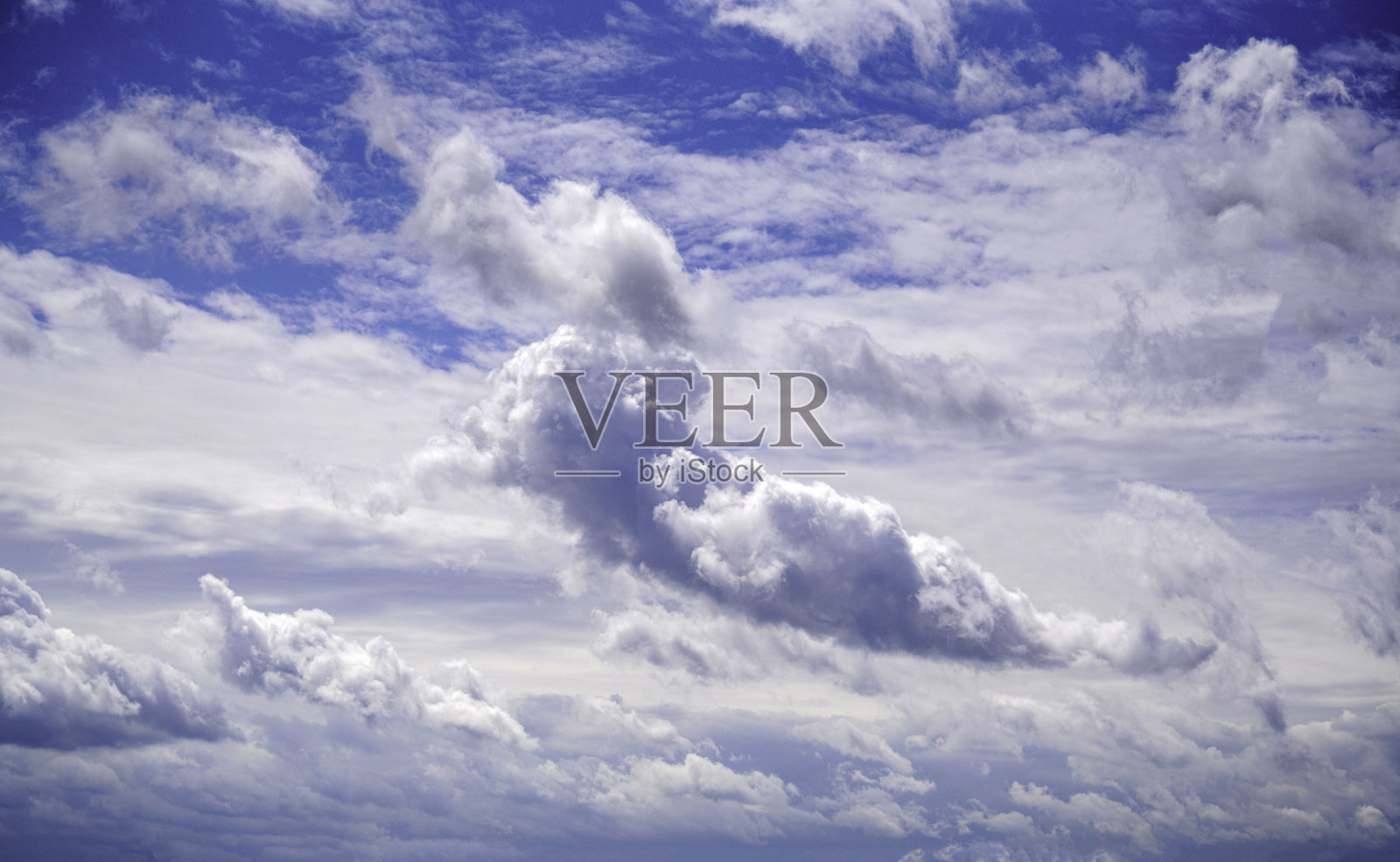 蔚蓝天空中的平流层积云是天气的信使照片摄影图片