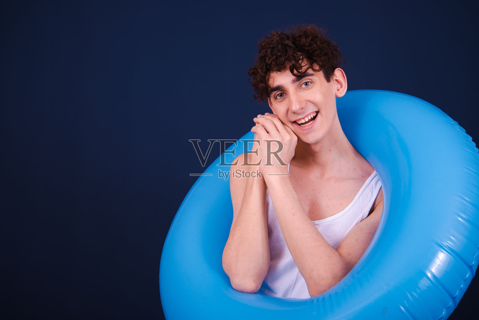 假期和节假日。有趣的情绪化的家伙在准备考试。照片摄影图片