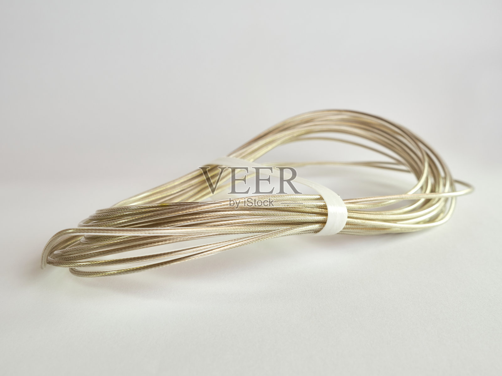 白色背景尼龙护套的钢缆。照片摄影图片